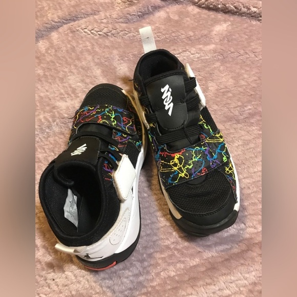 Jordan Black and White Sneakers with Sleek Design - Picture 2 of 5